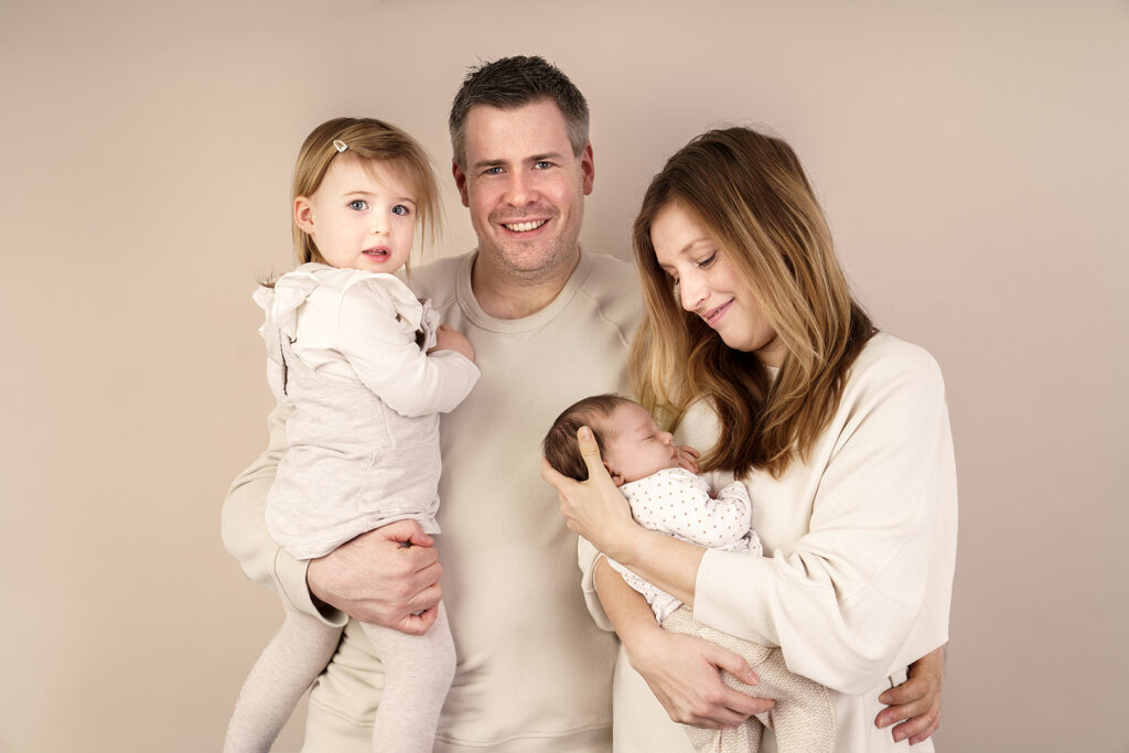 Familienbild mit Kleinkind und Neugeborenen