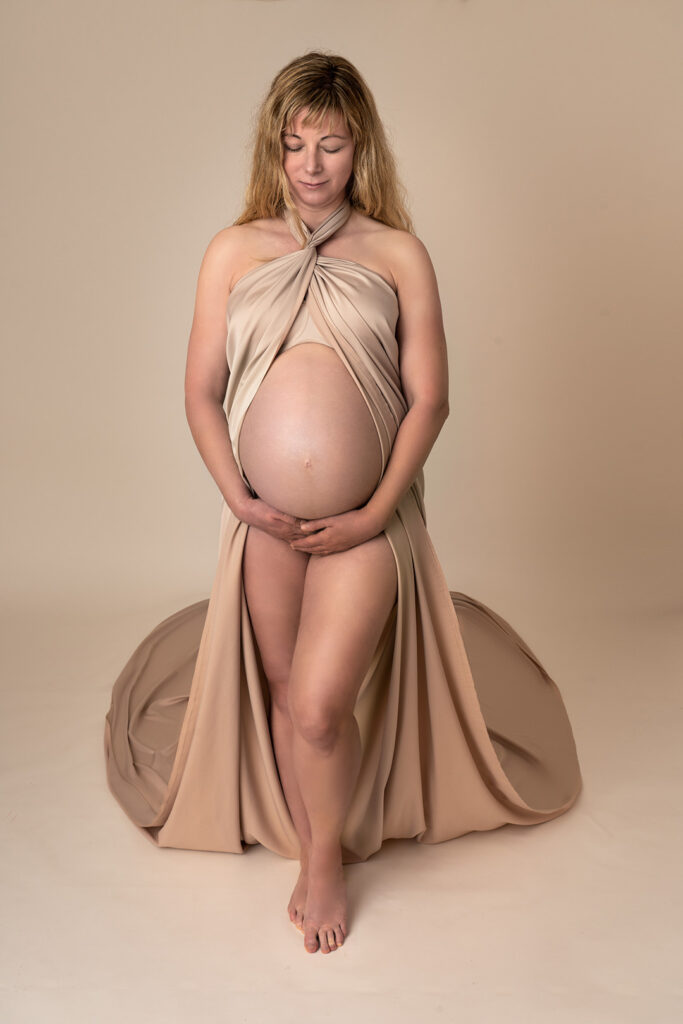 Wunderschöne Schwangerschaftsfotos in Bamberg mit Babybauchkleid