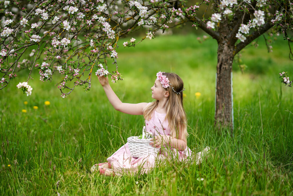 Kinderfotografie Bamberg in der Natur unter einem Apfelbaum