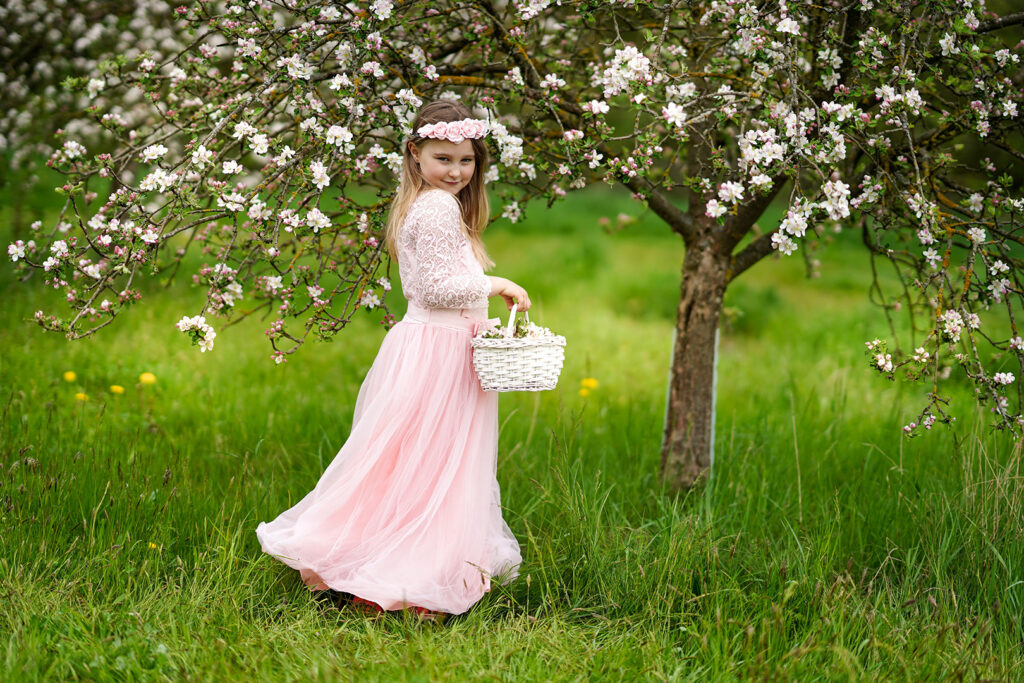Kinderfotografie Bamberg in der Natur unter einem Apfelbaum